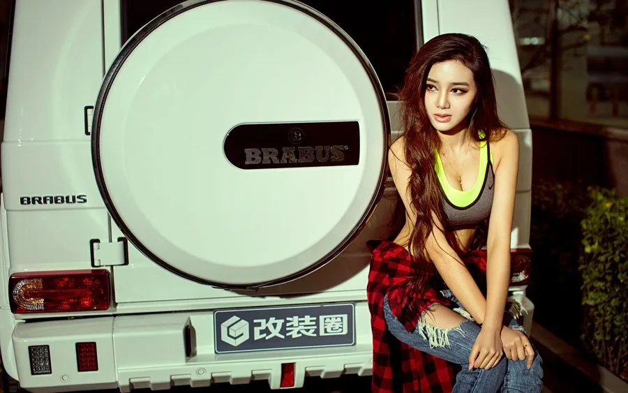 金发美女街拍写真 图片1