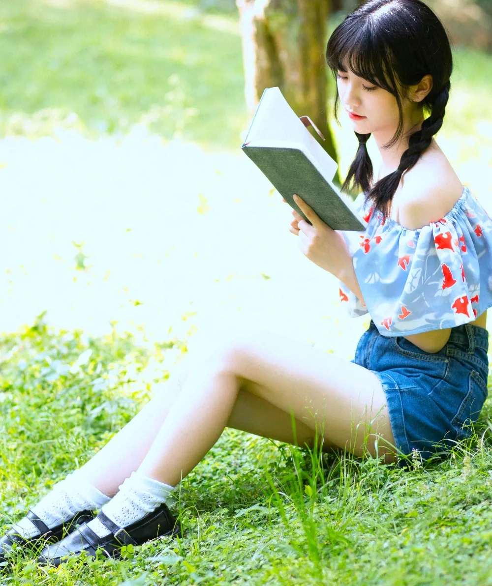 麻花辫少女街拍 图片1