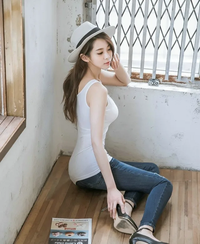 紧身牛仔裤美女 图片2