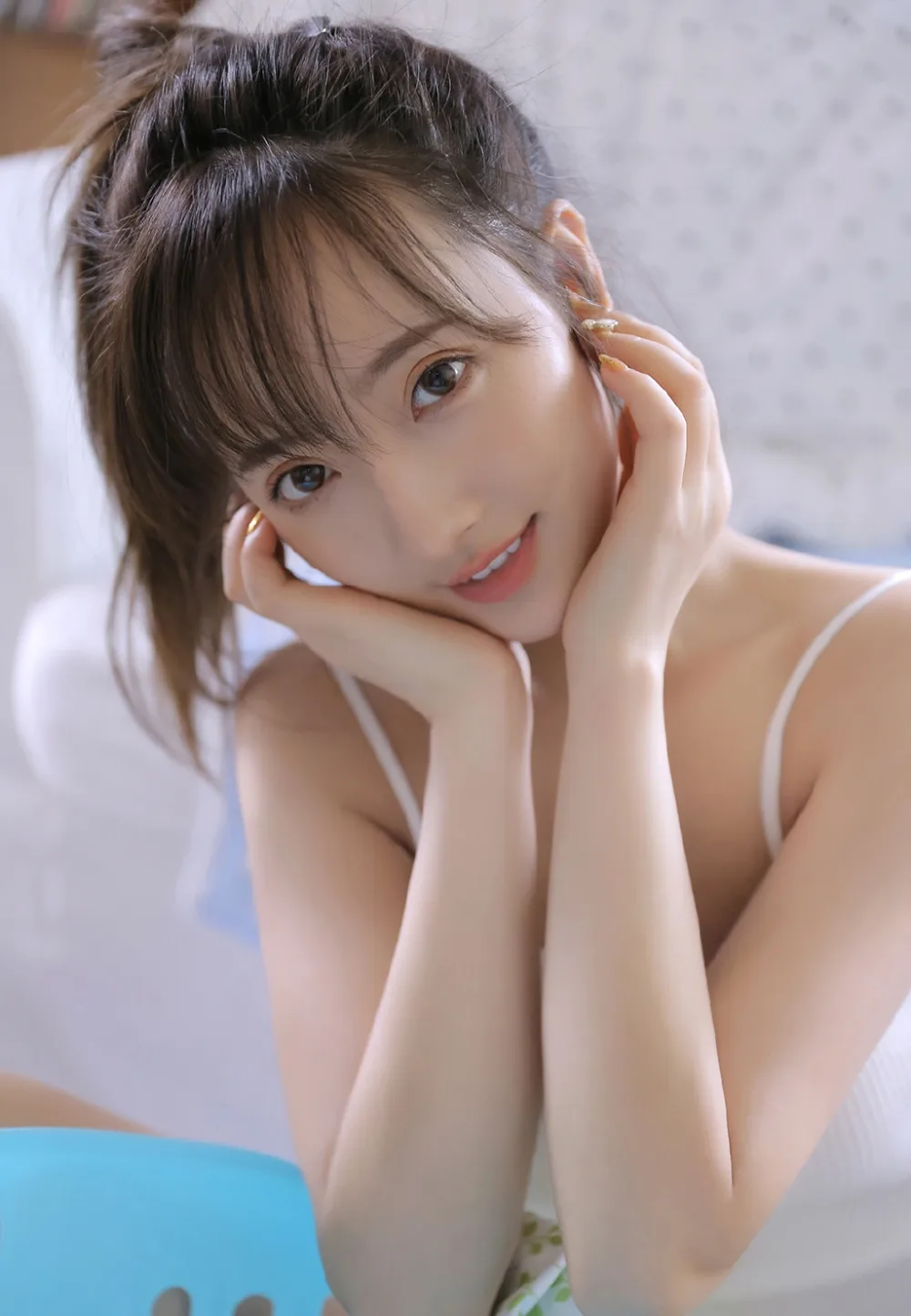 丸子头美女写真 图片3
