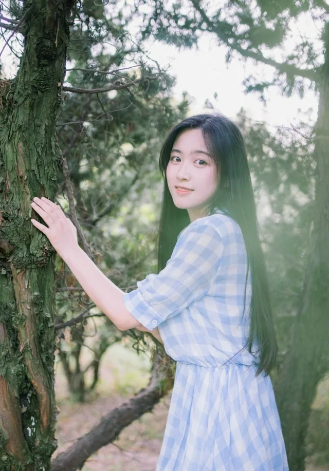 黑长直发美女 图片3