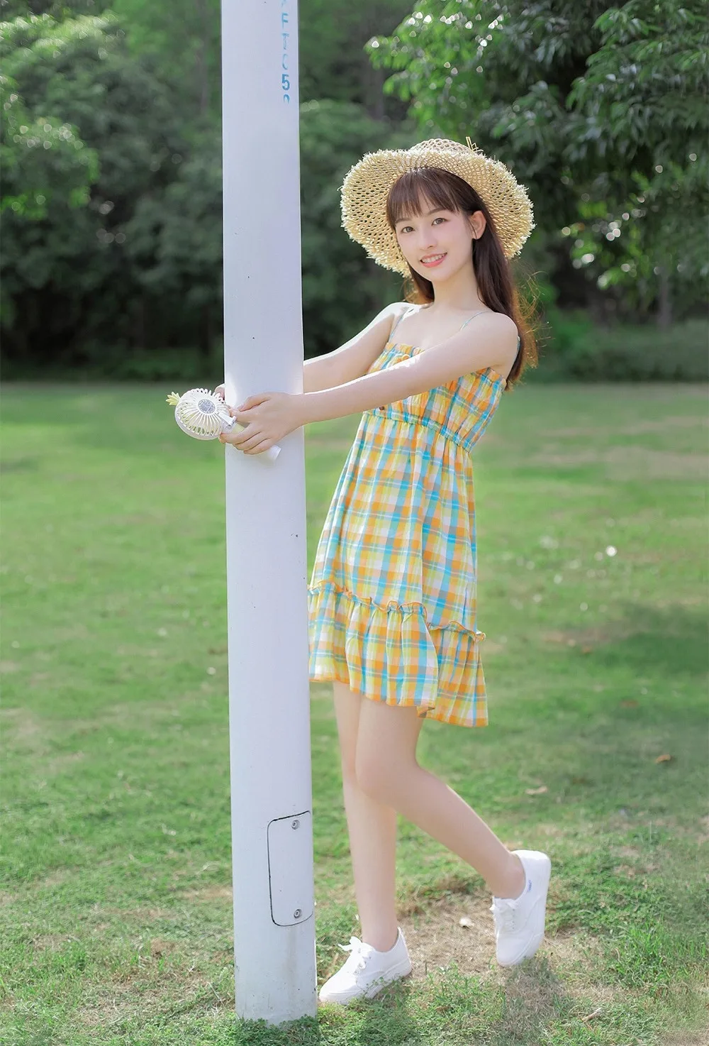 吊带短裙美女写真 图片5