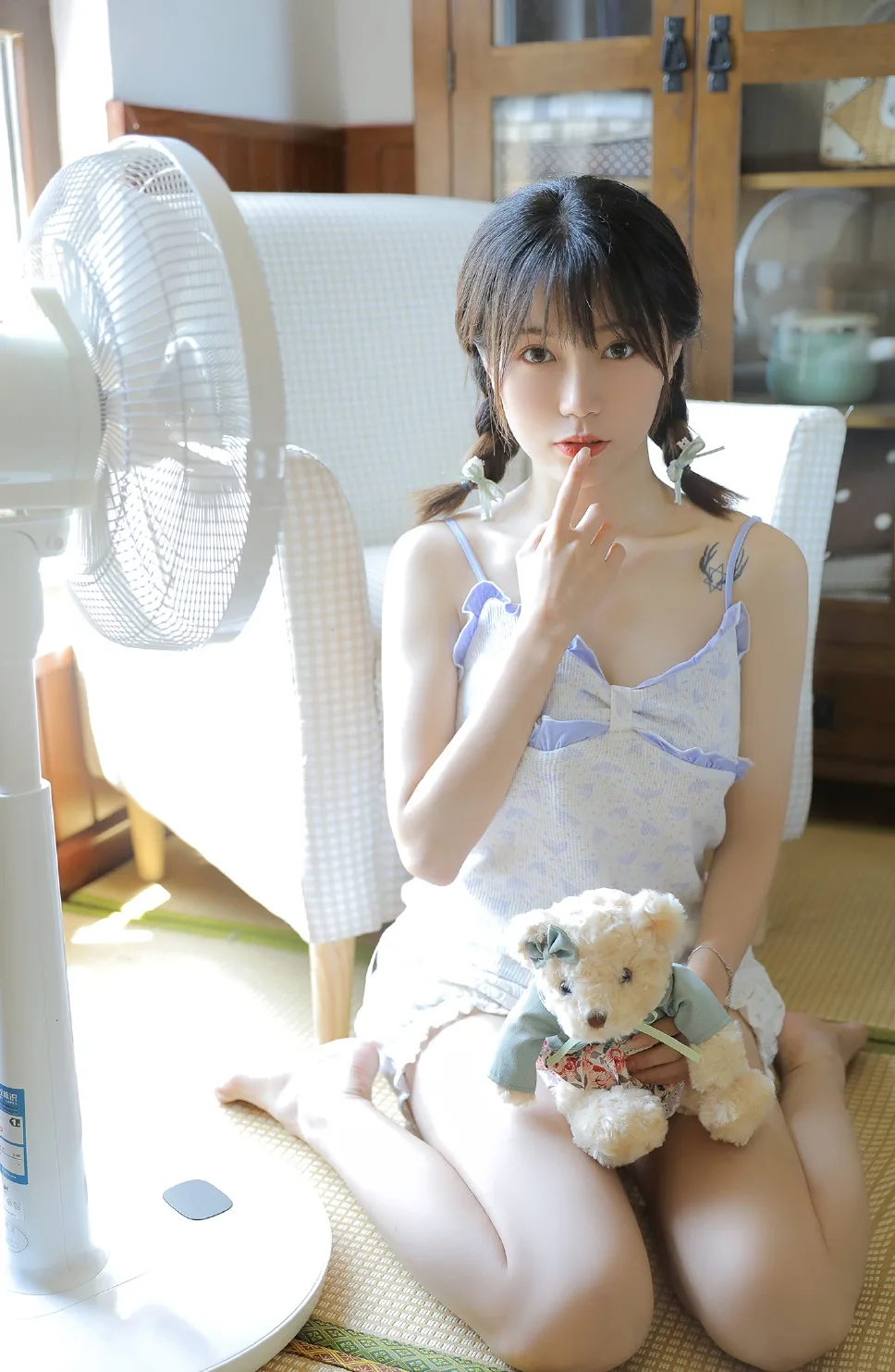 麻花辫美女私房写真 图片2
