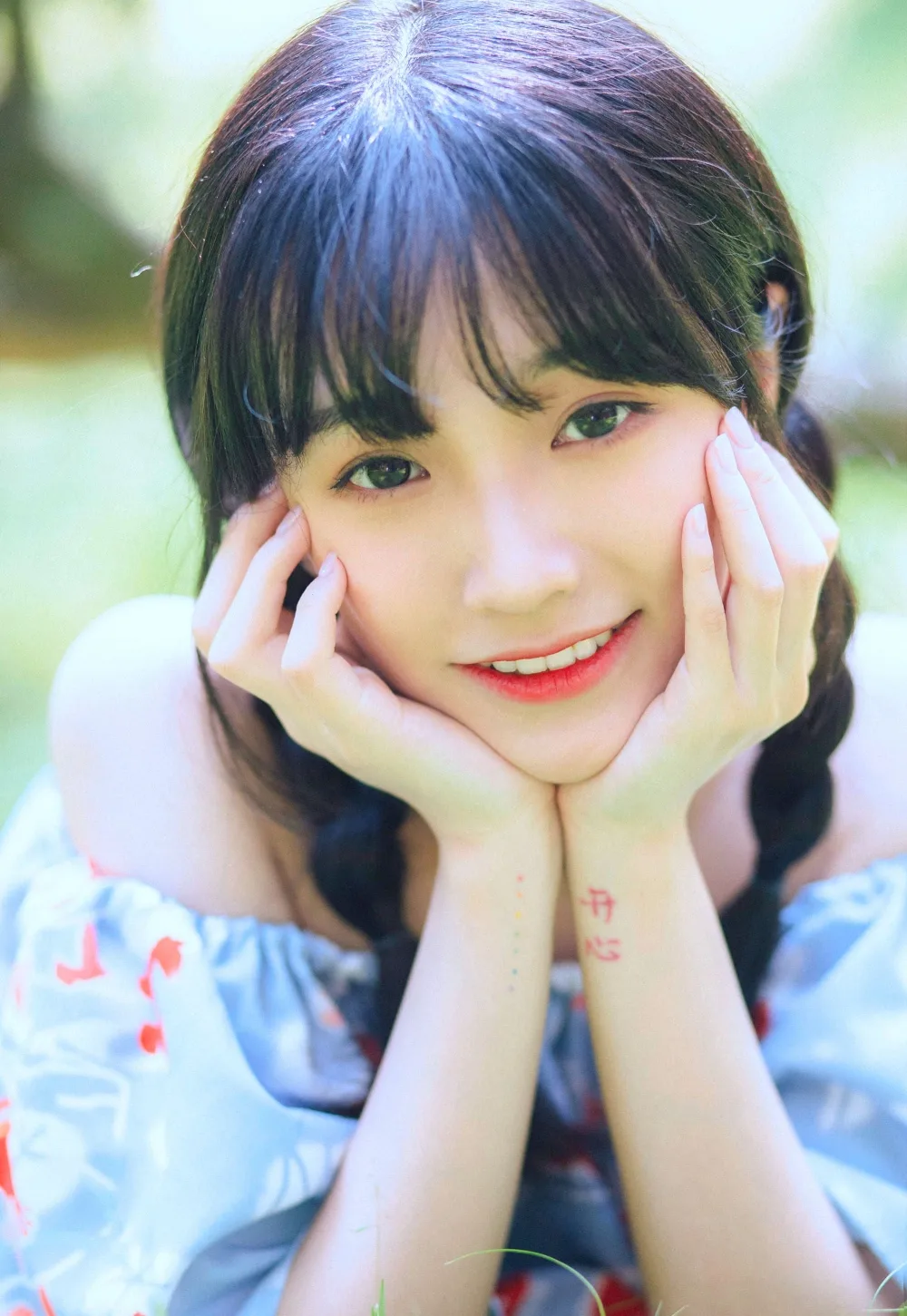麻花辫少女街拍 图片6