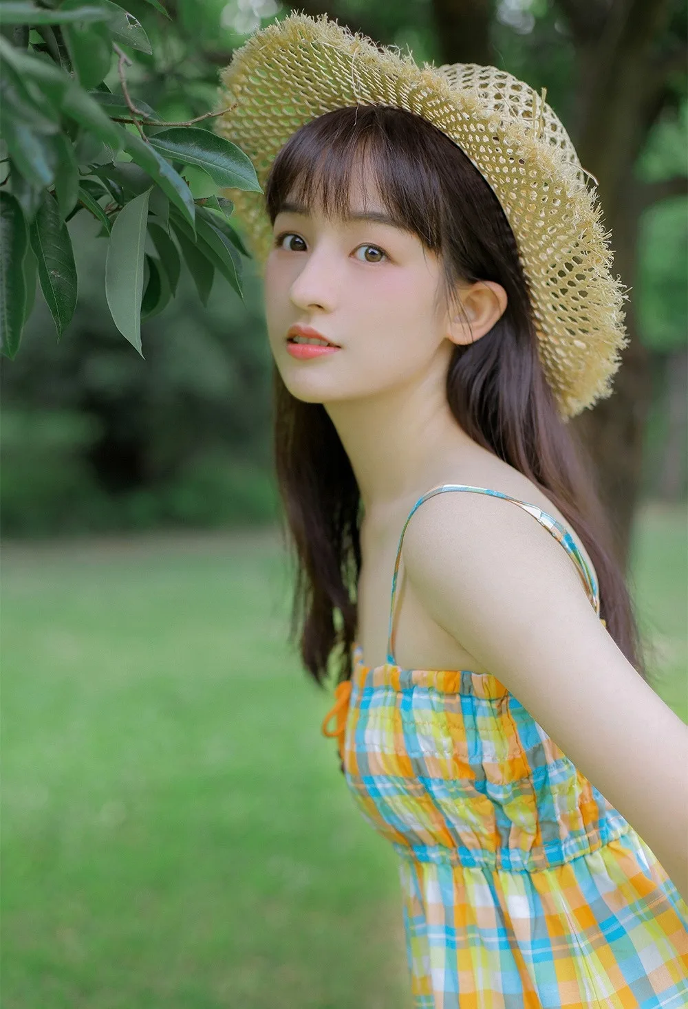 吊带短裙美女写真 图片8