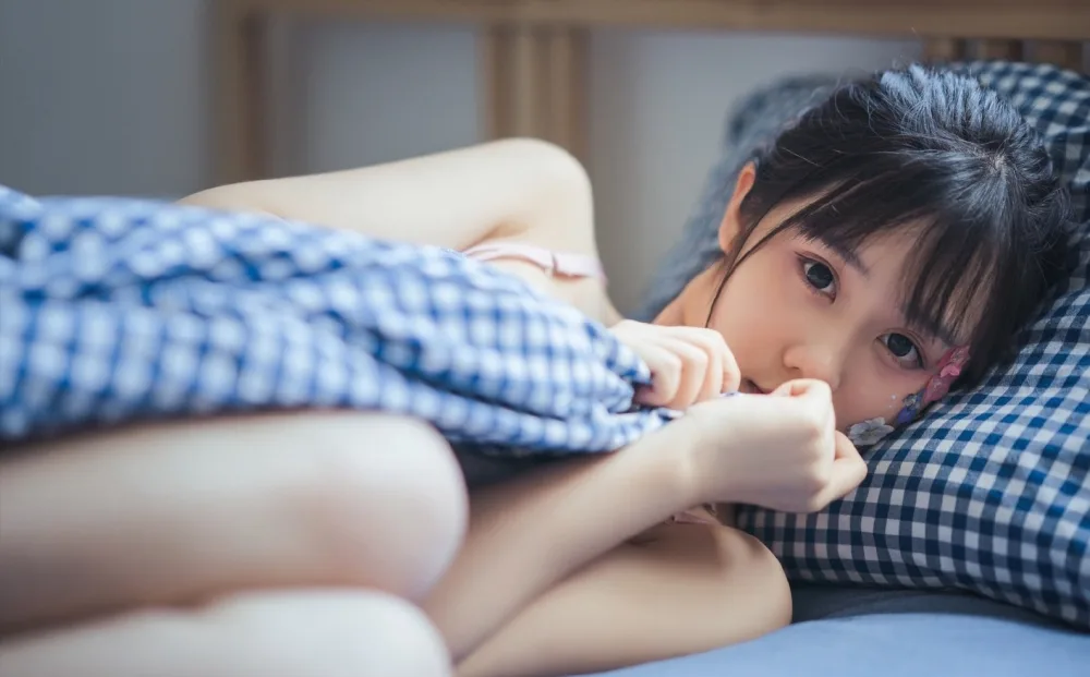 吊带内衣美女写真 图片6