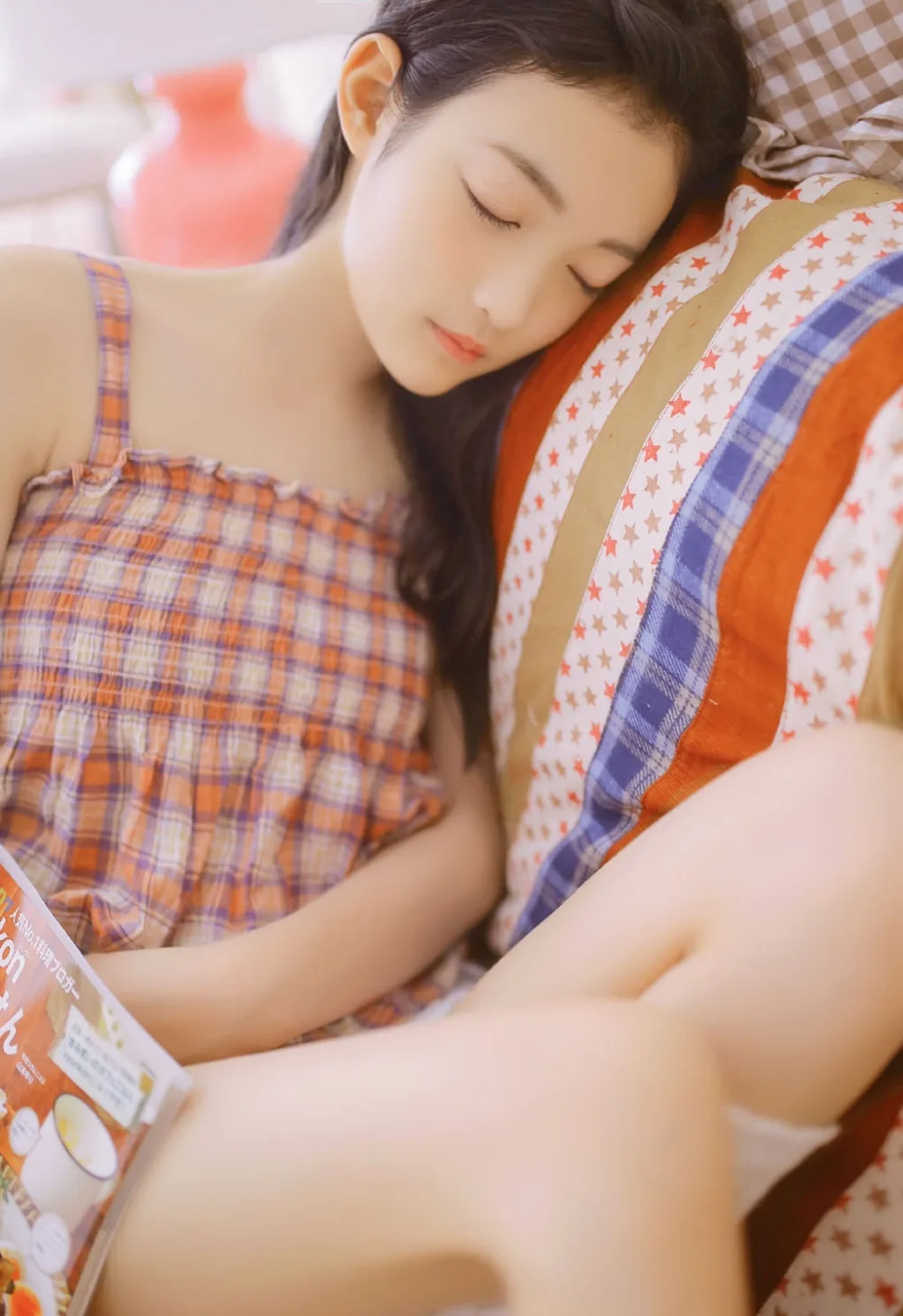 吊带白丝美女写真 图片2