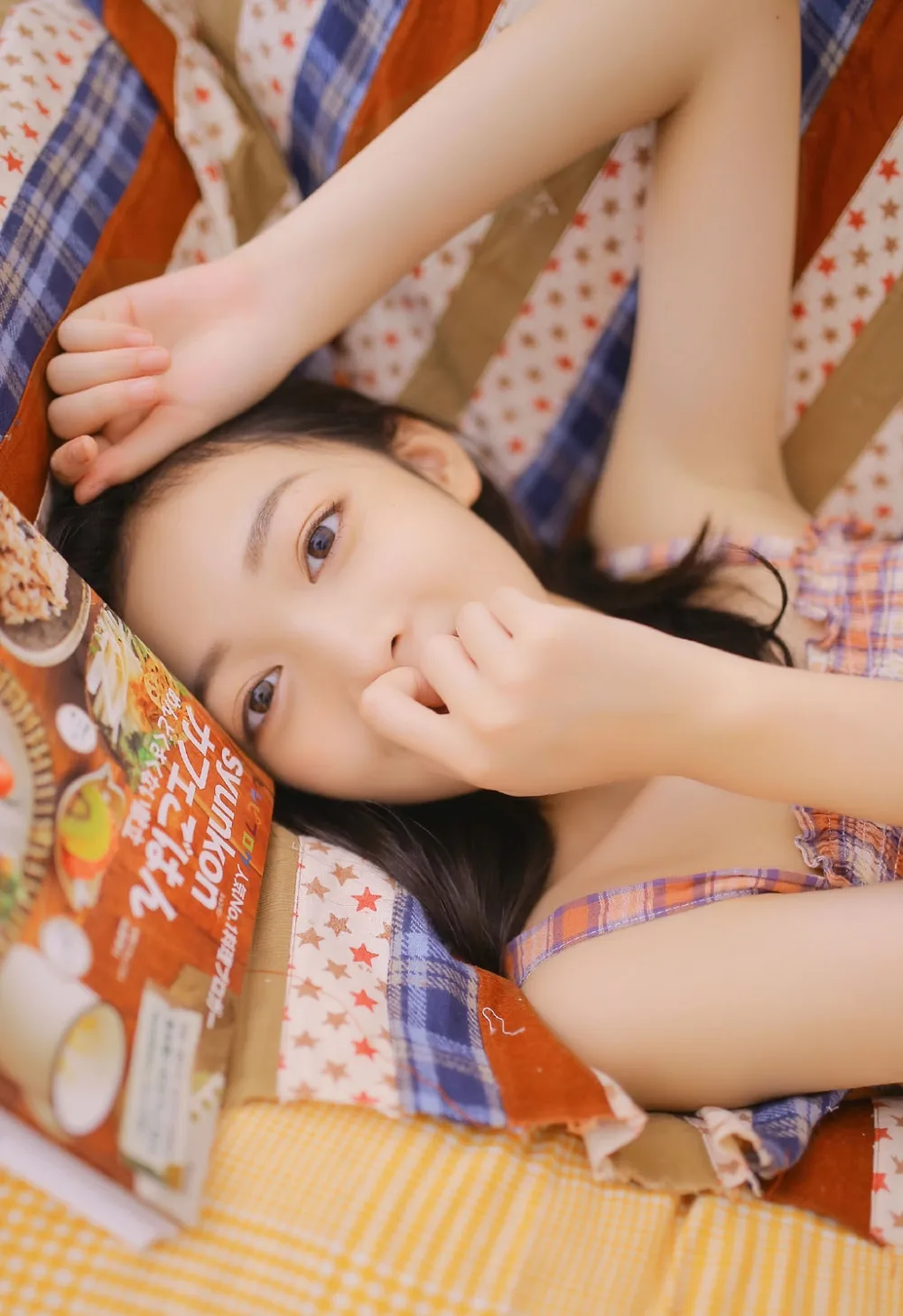 吊带白丝美女写真 图片4