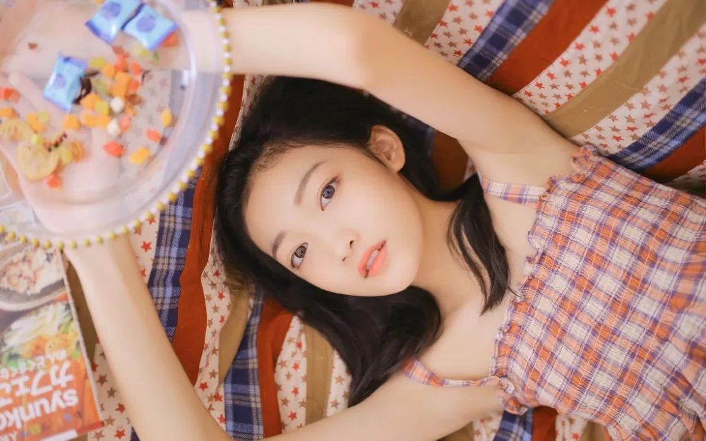 吊带白丝美女写真 图片3