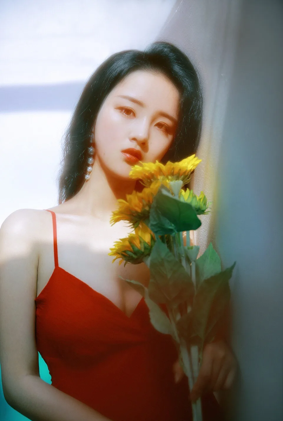 性感吊带裙美女写真 图片4