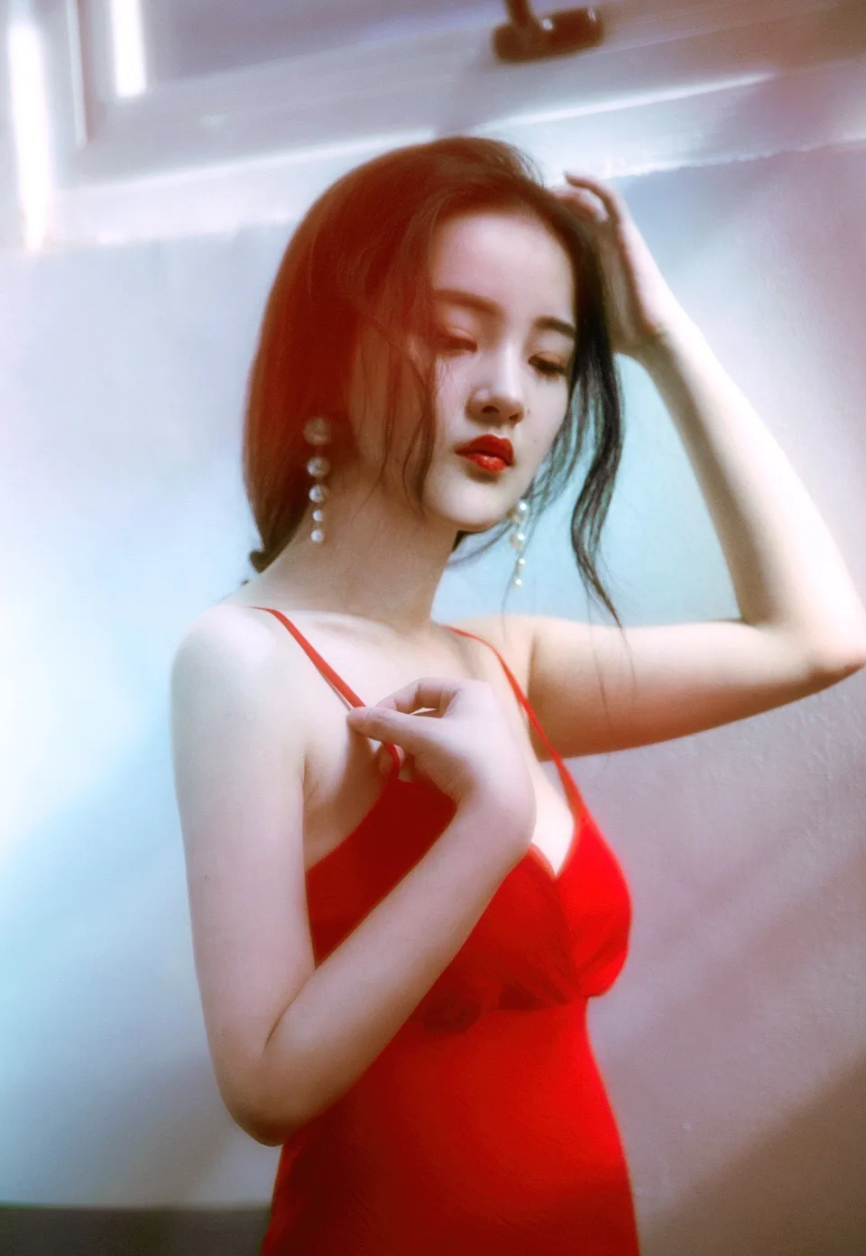 性感吊带裙美女写真 图片5