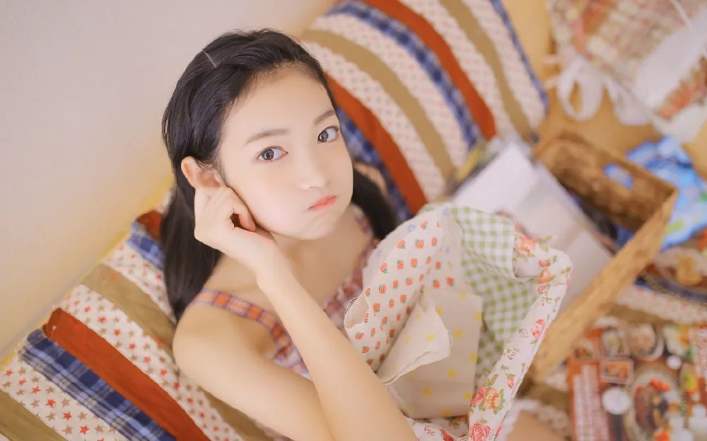 吊带白丝美女写真 图片6