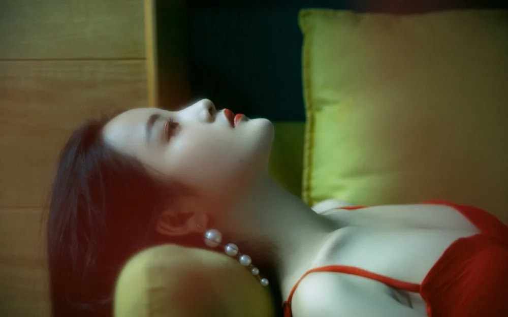 性感吊带裙美女写真 图片2