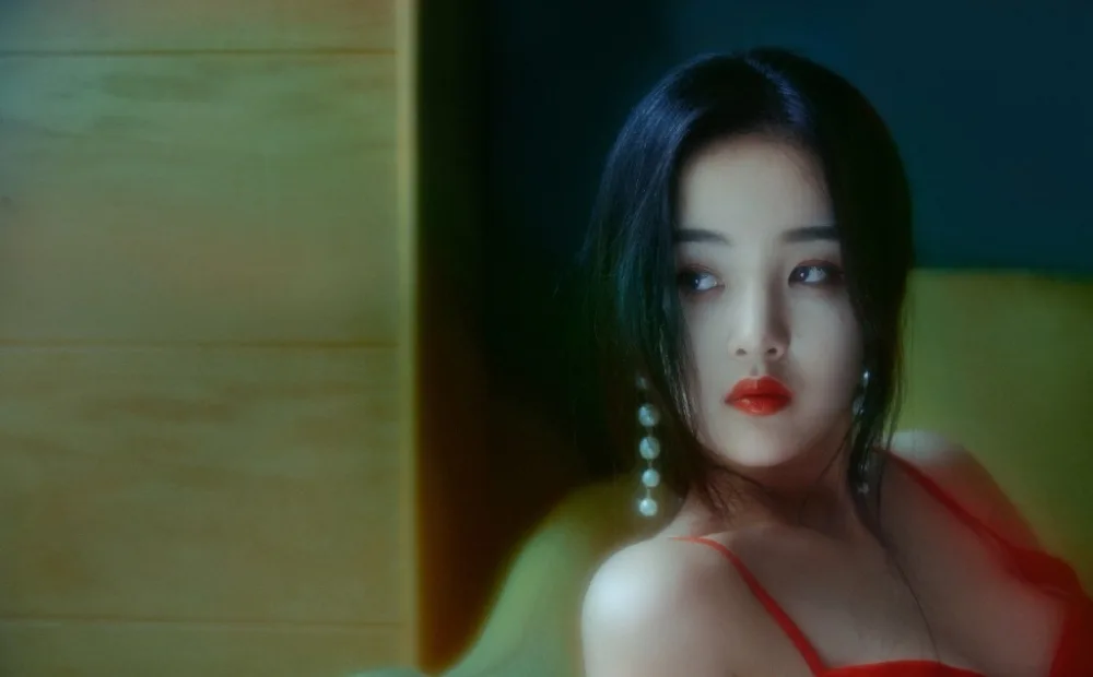 性感吊带裙美女写真 图片1
