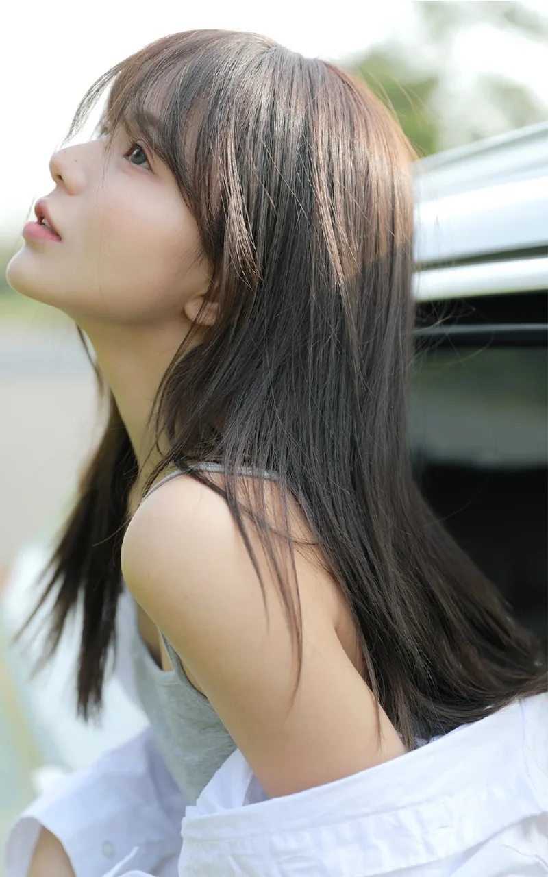 长发美女街拍写真 图片5