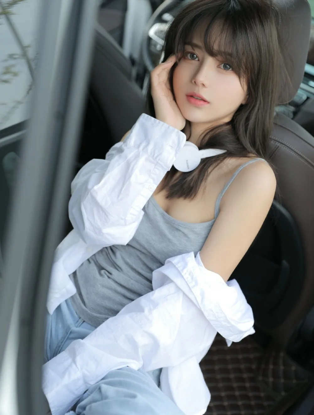 长发美女街拍写真 图片2