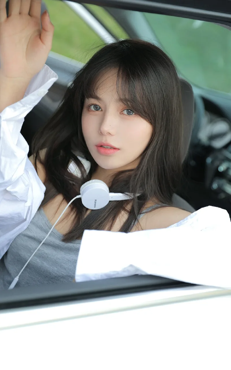 长发美女街拍写真 图片3