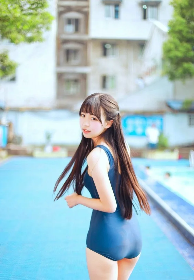 甜美萌妹子泳衣写真 图片1