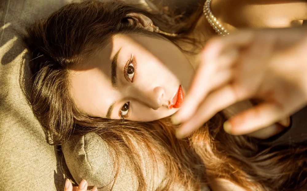 红唇美女性感写真 图片2