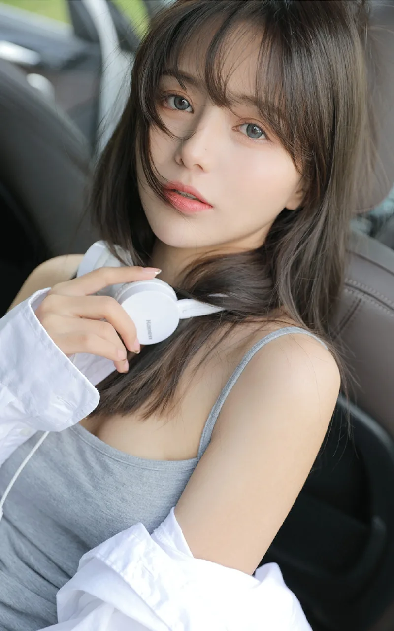 长发美女街拍写真 图片7