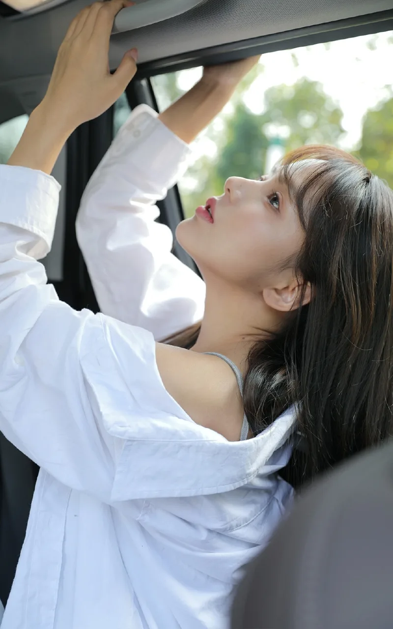 长发美女街拍写真 图片4