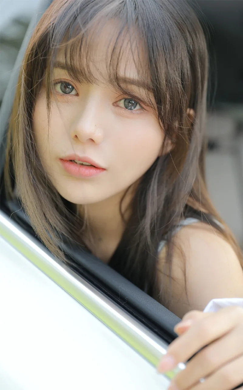 长发美女街拍写真 图片9