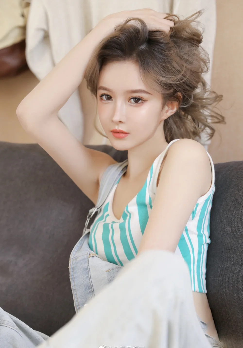 牛仔背带裤美女写真 图片8