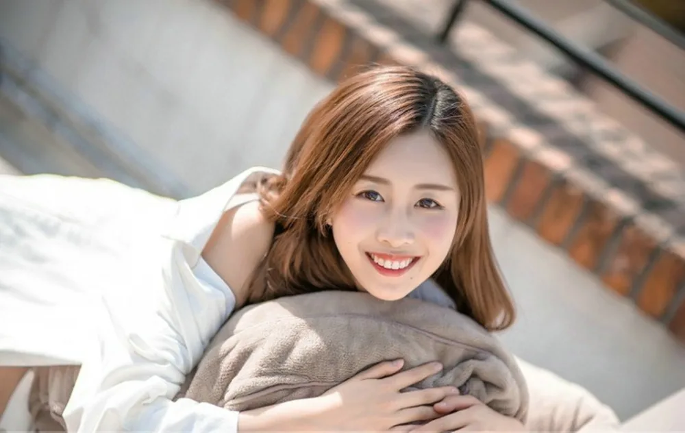 甜美邻家女孩街拍 图片11