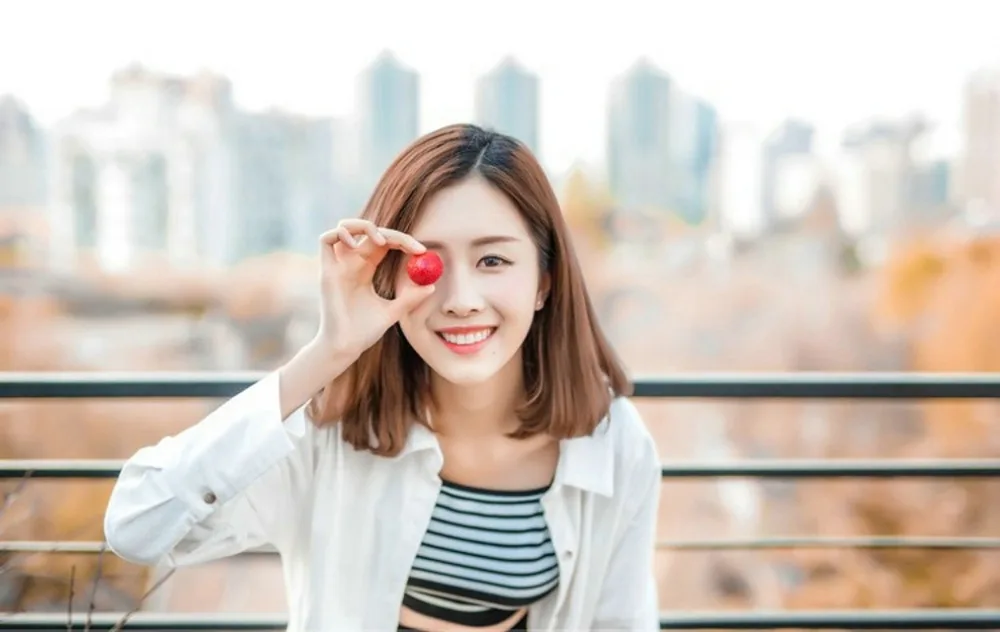 甜美邻家女孩街拍 图片1