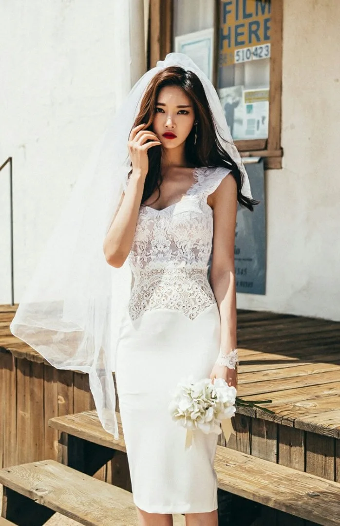 白色包臀裙美女 图片1