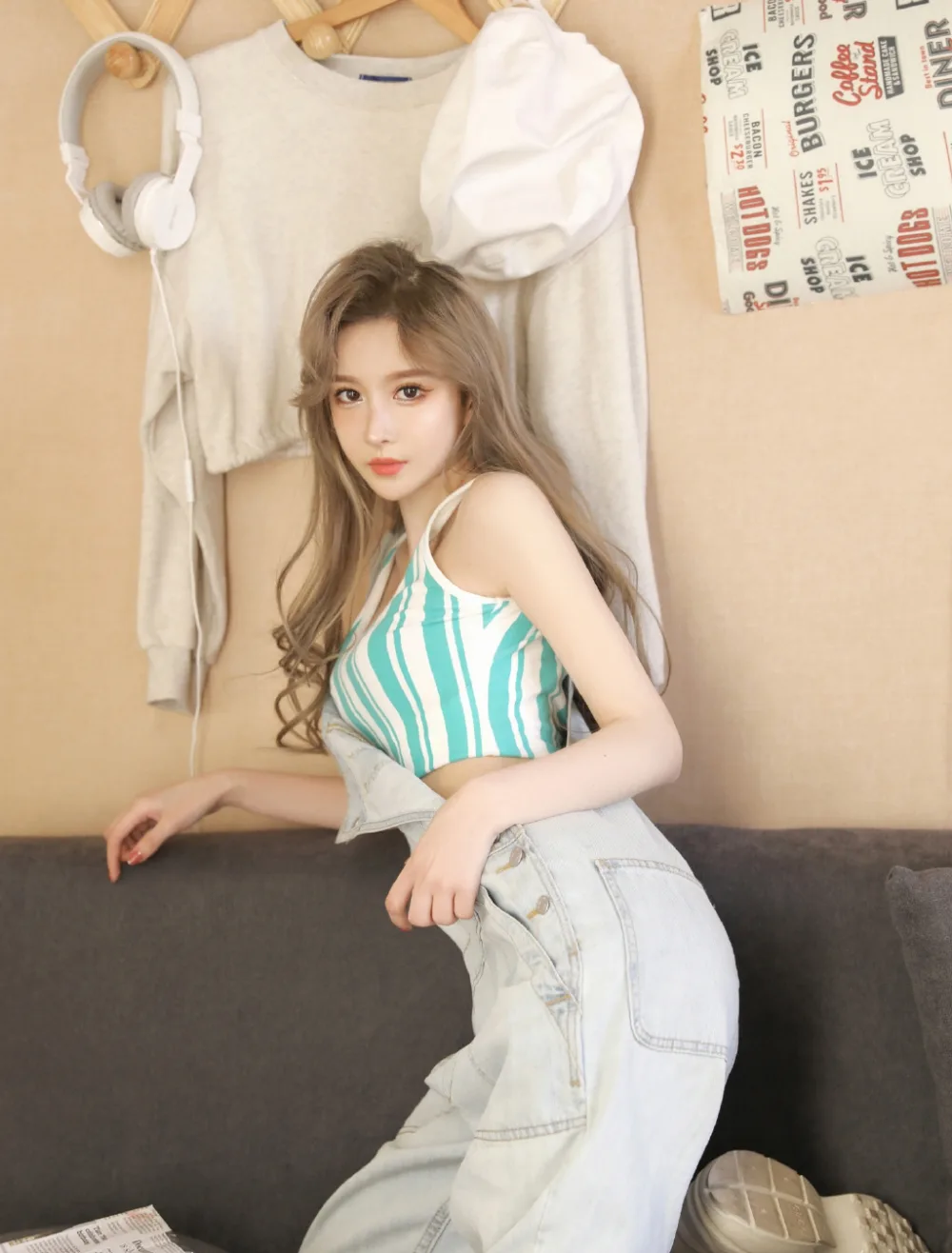 牛仔背带裤美女写真 图片12