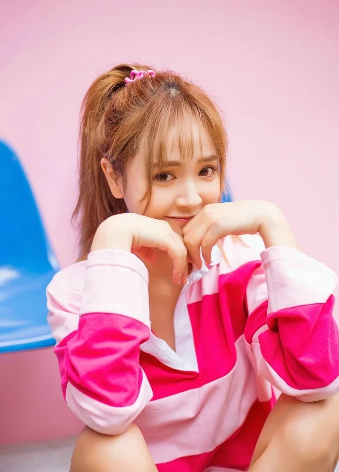 高马尾美少女街拍 图片1