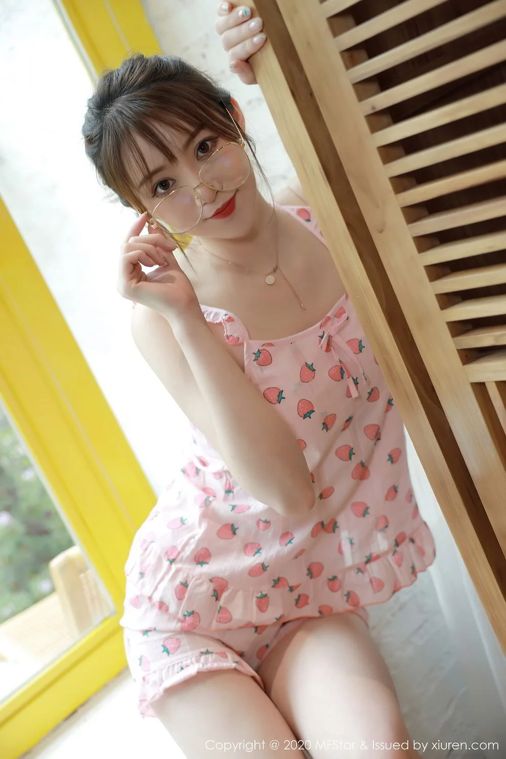 吊带短裤美女写真 图片7