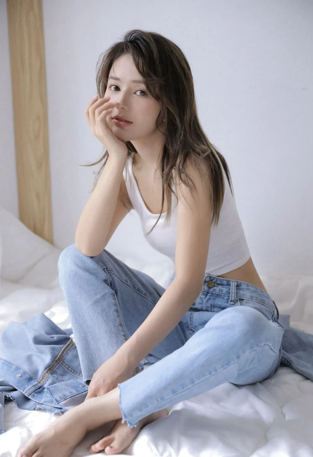 牛仔裤美女写真 图片3