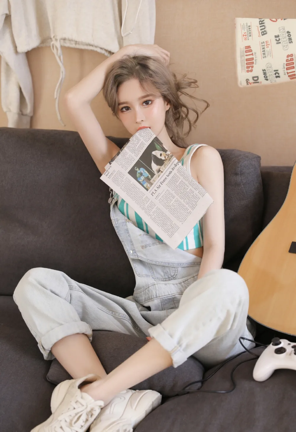 牛仔背带裤美女写真 图片5