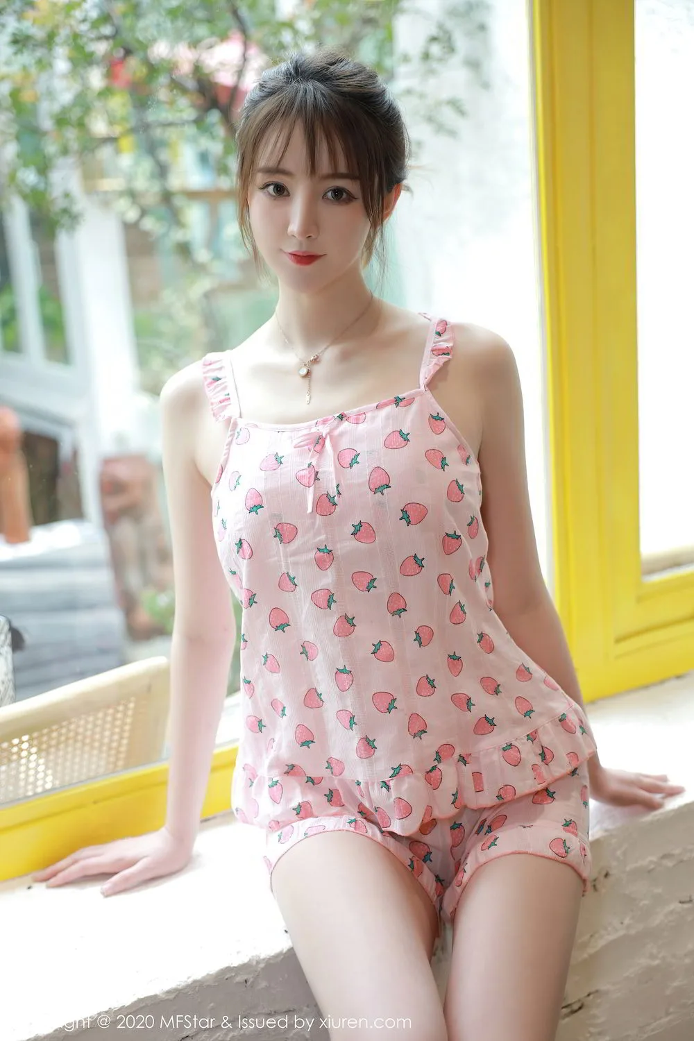 吊带短裤美女写真 图片2