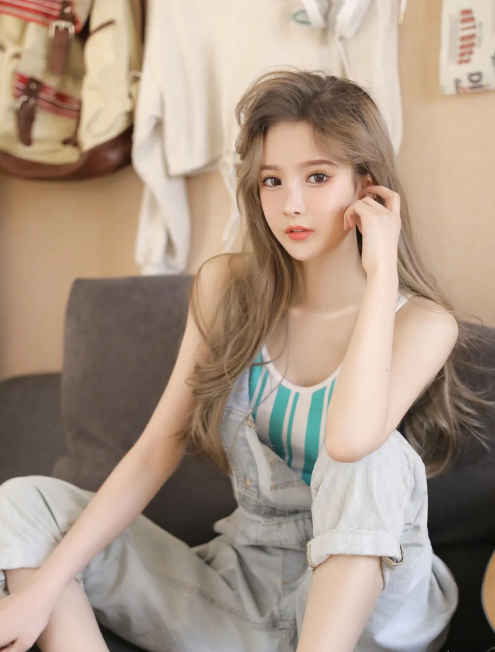 牛仔背带裤美女写真 图片10