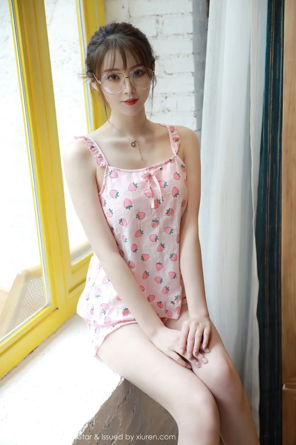 吊带短裤美女写真 图片5