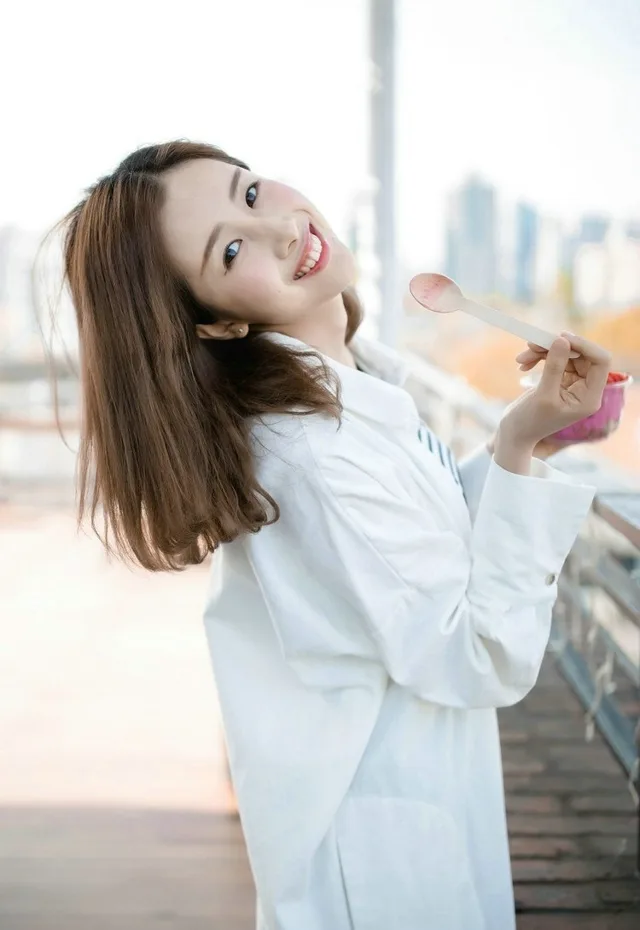 甜美邻家女孩街拍 图片6
