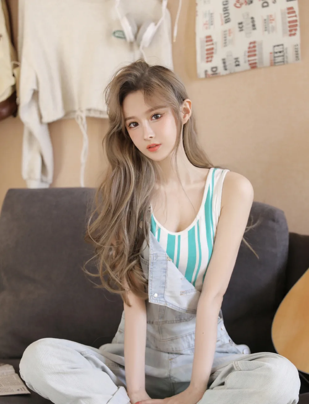 牛仔背带裤美女写真 图片2