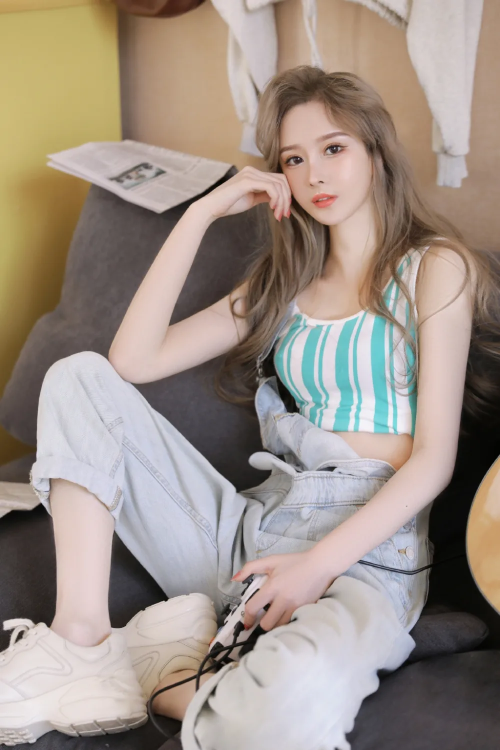 牛仔背带裤美女写真 图片9