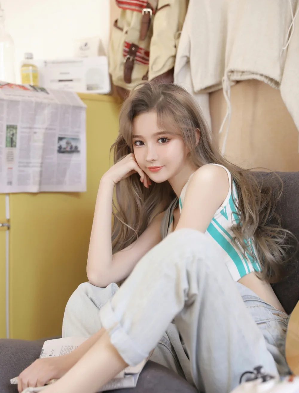 牛仔背带裤美女写真 图片6