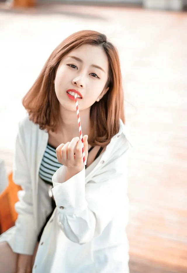 甜美邻家女孩街拍 图片9