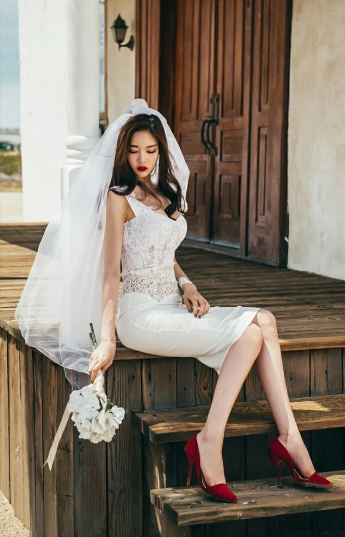 白色包臀裙美女 图片3