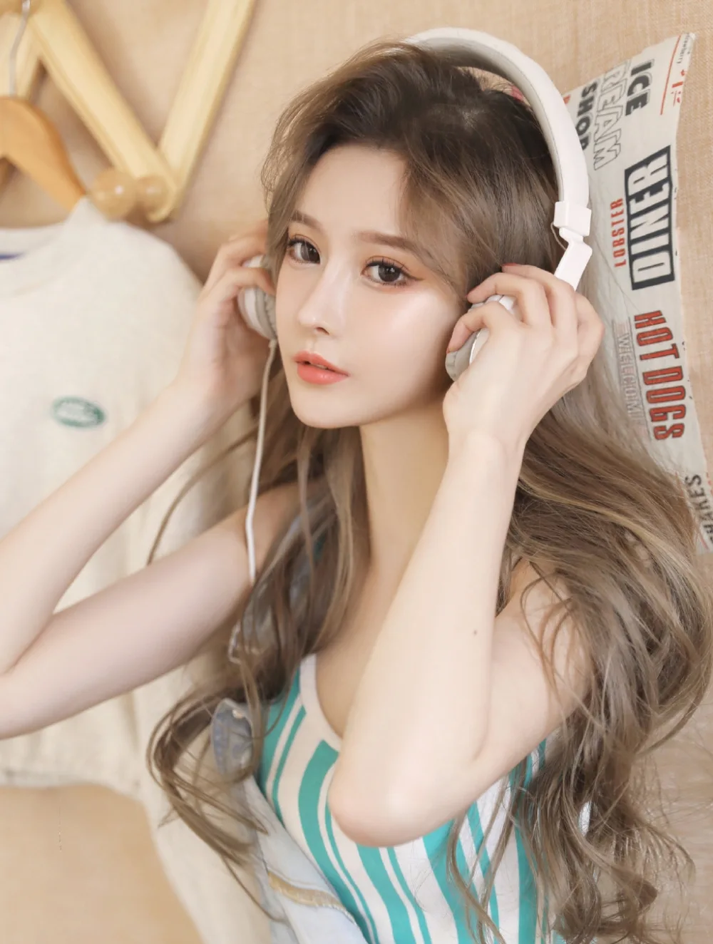 牛仔背带裤美女写真 图片1