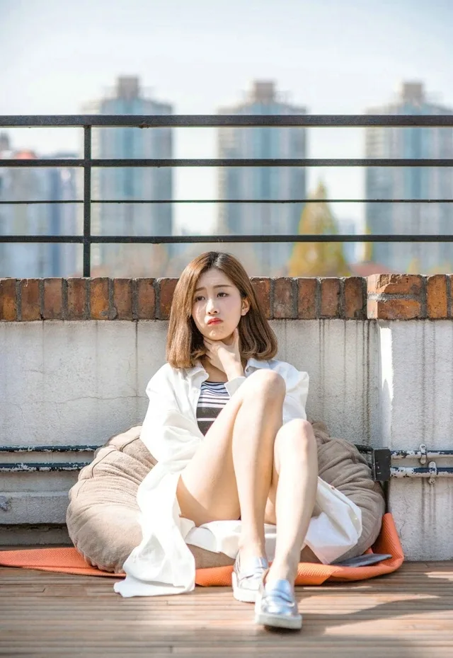 甜美邻家女孩街拍 图片4