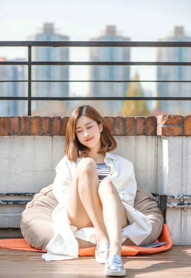 甜美邻家女孩街拍 图片5