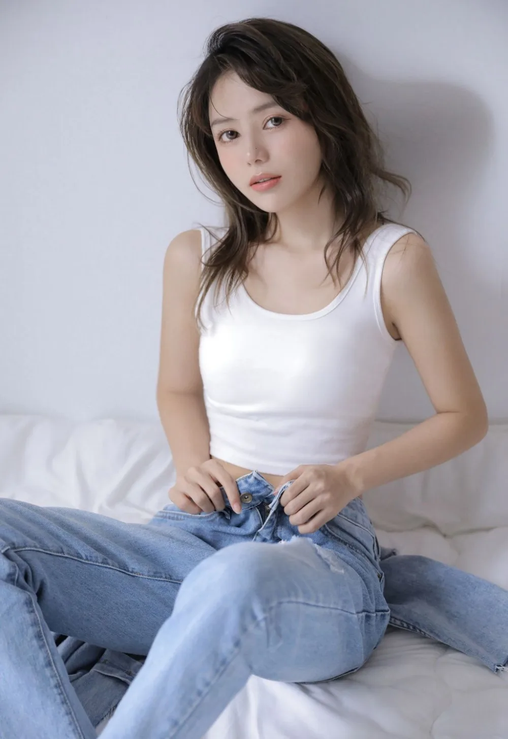 牛仔裤美女写真 图片1