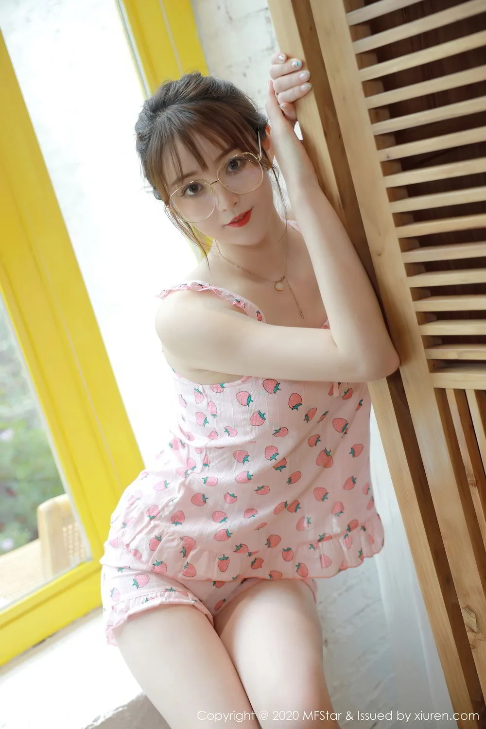 吊带短裤美女写真 图片6