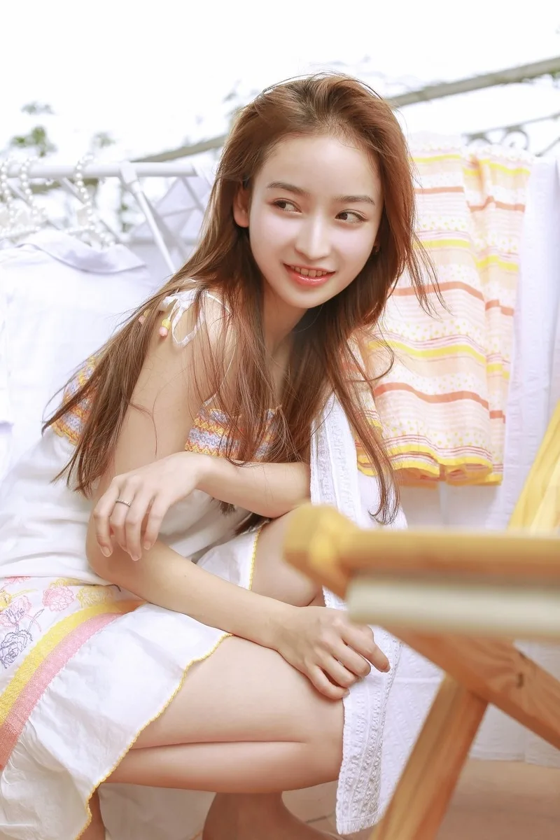 清纯美女街拍 图片2